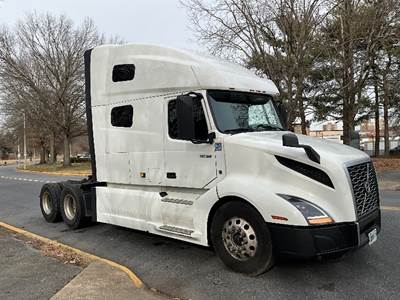 Volvo VNL64760 Sleeper Semi Truck - 70" Integral Sleeper, 455HP, 12 Speed Automatic