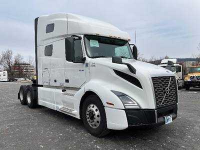 Volvo VNL64760 Sleeper Semi Truck - 70" Integral Sleeper, 455HP, 12 Speed Automatic