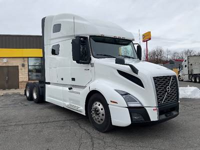 Volvo VNL64760 Sleeper Semi Truck - 70" Integral Sleeper, 455HP, 12 Speed Automatic
