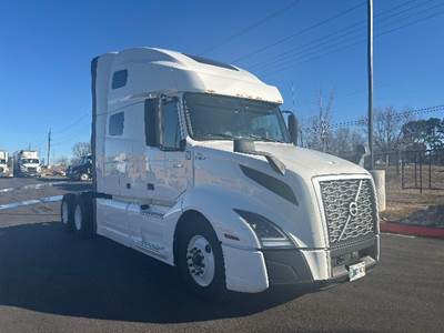 Volvo VNL64760 Sleeper Semi Truck - 70" Integral Sleeper, 455HP, 12 Speed Automatic