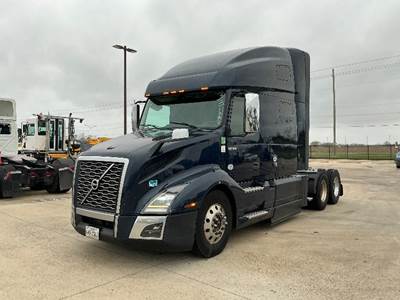 Volvo VNL64760 Sleeper Semi Truck - 70" Integral Sleeper, 455HP, 12 Speed Automatic