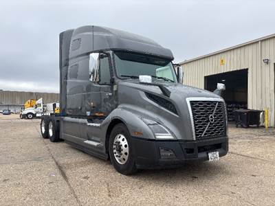 Volvo VNL64760 Sleeper Semi Truck - 70" Integral Sleeper, 455HP, 12 Speed Automatic