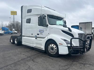 Volvo VNL64760 Sleeper Semi Truck - 70" Integral Sleeper, 455HP, 12 Speed Automatic