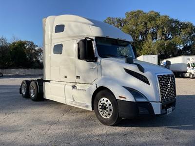 Volvo VNL64760 Sleeper Semi Truck - 70" Integral Sleeper, 455HP, 12 Speed Automatic