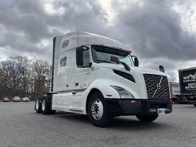 Volvo VNL64760 Sleeper Semi Truck - 70" Integral Sleeper, 455HP, 12 Speed Automatic