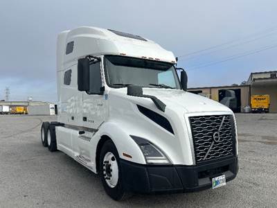 Volvo VNL64760 Sleeper Semi Truck - 70" Integral Sleeper, Cummins 450HP, 10 Speed Manual