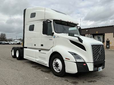 Volvo VNL64760 Sleeper Semi Truck - 70" Integral Sleeper, 455HP, 12 Speed Automatic