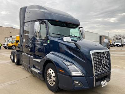 Volvo VNL64760 Sleeper Semi Truck - 70" Integral Sleeper, 455HP, 12 Speed Automatic