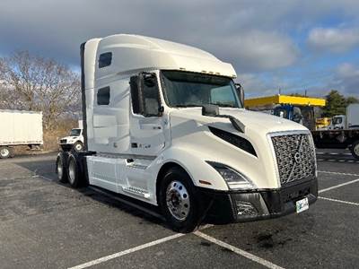 Volvo VNL64760 Sleeper Semi Truck - 70" Integral Sleeper, 405HP, 12 Speed Automatic