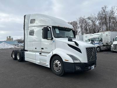 Volvo VNL64760 Sleeper Semi Truck - 70" Integral Sleeper, 405HP, 12 Speed Automatic