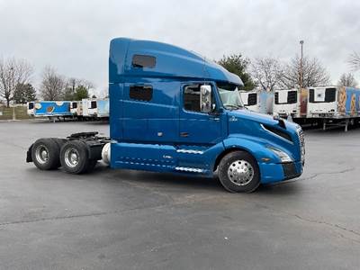 Volvo VNL64760 Sleeper Semi Truck - 70" Integral Sleeper, Cummins 500HP, 18 Speed Manual