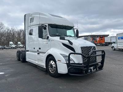 Volvo VNL64760 Sleeper Semi Truck - 70" Integral Sleeper, 455HP, 12 Speed Automatic
