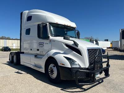 Volvo VNL64760 Sleeper Semi Truck - 70" Integral Sleeper, 455HP, 12 Speed Automatic