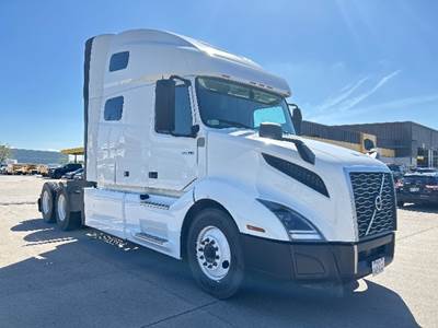 Volvo VNL64760 Sleeper Semi Truck - 70" Integral Sleeper, 455HP, 12 Speed Automatic