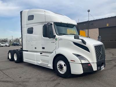 Volvo VNL64760 Sleeper Semi Truck - 70" Integral Sleeper, 455HP, 12 Speed Automatic