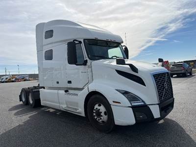 Volvo VNL64760 Sleeper Semi Truck - 70" Integral Sleeper, 455HP, 12 Speed Automatic