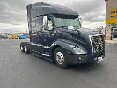 Volvo VNL64760 Sleeper Semi Truck - 70" Integral Sleeper, 455HP, 12 Speed Automatic