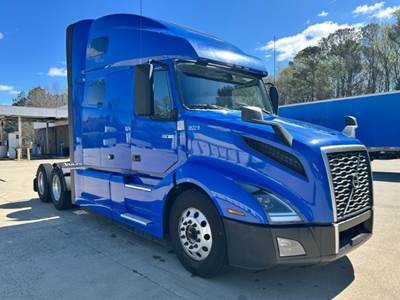 Volvo VNL64760 Sleeper Semi Truck - 70" Integral Sleeper, 455HP, 12 Speed Automatic
