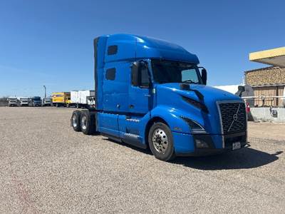 Volvo VNL64760 Sleeper Semi Truck - 70" Integral Sleeper, 425HP, 12 Speed Automatic