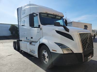 Volvo VNL64760 Sleeper Semi Truck - 70" Integral Sleeper, 455HP, 12 Speed Automatic