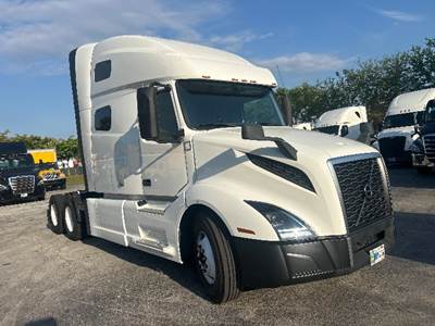 Volvo VNL64760 Sleeper Semi Truck - 70" Integral Sleeper, 455HP, 12 Speed Automatic