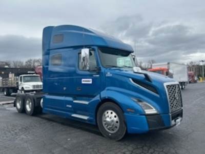 Volvo VNL64760 Sleeper Semi Truck - 70" Integral Sleeper, Cummins 500HP, 18 Speed Manual