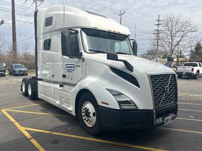Volvo VNL64760 Sleeper Semi Truck - 70" Integral Sleeper, 455HP, 12 Speed Automatic