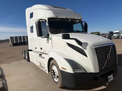 Volvo VNL64760 Sleeper Semi Truck - 70" Integral Sleeper, Cummins 450HP, 10 Speed Manual