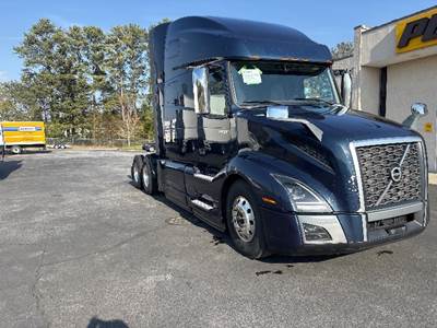 Volvo VNL64760 Sleeper Semi Truck - 70" Integral Sleeper, 455HP, 12 Speed Automatic