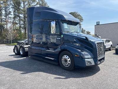 Volvo VNL64760 Sleeper Semi Truck - 70" Integral Sleeper, 455HP, 12 Speed Automatic