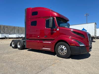 Volvo VNL64760 Sleeper Semi Truck - 70" Integral Sleeper, 455HP, 12 Speed Automatic