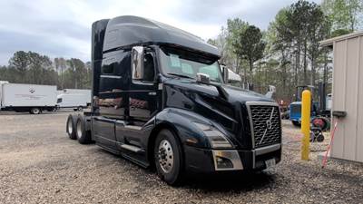 Volvo VNL64760 Sleeper Semi Truck - 70" Integral Sleeper, 455HP, 12 Speed Automatic