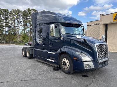 Volvo VNL64760 Sleeper Semi Truck - 70" Integral Sleeper, 455HP, 12 Speed Automatic