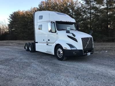 Volvo VNL64760 Sleeper Semi Truck - 70" Integral Sleeper, 425HP, 12 Speed Automatic