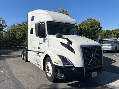 Volvo VNL64760 Sleeper Semi Truck - 70" Integral Sleeper, 455HP, 12 Speed Automatic