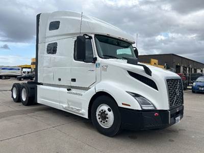 Volvo VNL64760 Sleeper Semi Truck - 70" Integral Sleeper, 455HP, 12 Speed Automatic