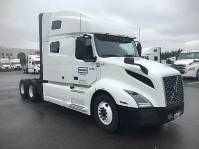 Volvo VNL64760 Sleeper Semi Truck - 70" Integral Sleeper, 455HP, 12 Speed Automatic