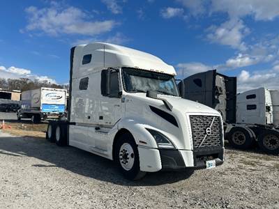 Volvo VNL64760 Sleeper Semi Truck - 70" Integral Sleeper, 455HP, 12 Speed Automatic