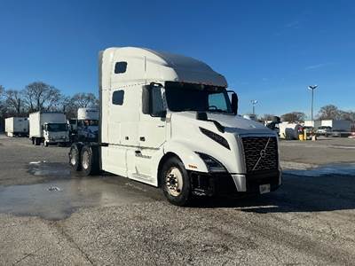 Volvo VNL64760 Sleeper Semi Truck - 70" Integral Sleeper, 455HP, 12 Speed Automatic