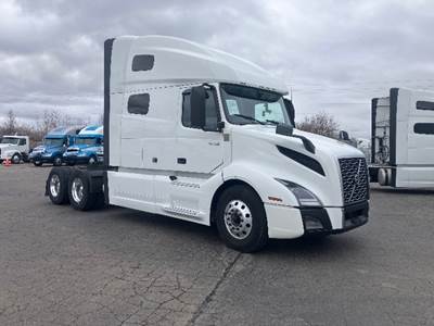 Volvo VNL64760 Sleeper Semi Truck - 70" Integral Sleeper, 455HP, 12 Speed Automatic