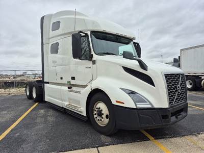 Volvo VNL64760 Sleeper Semi Truck - 70" Integral Sleeper, 455HP, 12 Speed Automatic