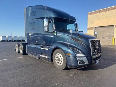 Volvo VNL64760 Sleeper Semi Truck - 70" Integral Sleeper, 455HP, 12 Speed Automatic
