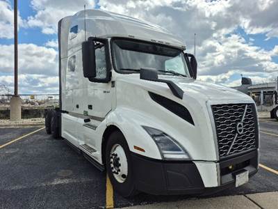 Volvo VNL64760 Sleeper Semi Truck - 70" Integral Sleeper, 455HP, 12 Speed Automatic
