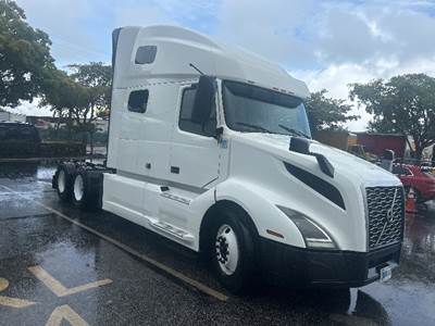 Volvo VNL64760 Sleeper Semi Truck - 70" Integral Sleeper, 455HP, 12 Speed Automatic