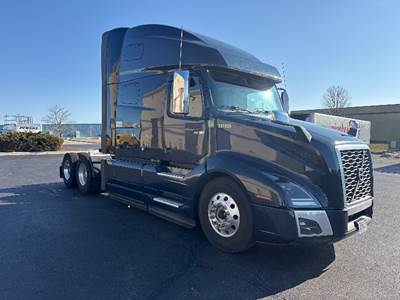 Volvo VNL64760 Sleeper Semi Truck - 70" Integral Sleeper, 455HP, 12 Speed Automatic