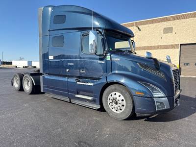 Volvo VNL64760 Sleeper Semi Truck - 70" Integral Sleeper, 455HP, 12 Speed Automatic