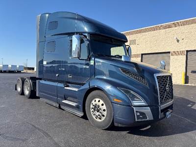Volvo VNL64760 Sleeper Semi Truck - 70" Integral Sleeper, 455HP, 12 Speed Automatic