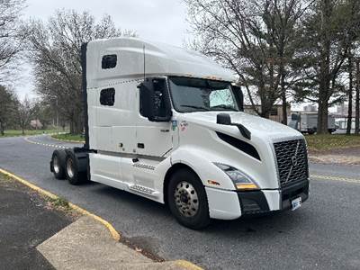 Volvo VNL64760 Sleeper Semi Truck - 70" Integral Sleeper, 455HP, 12 Speed Automatic