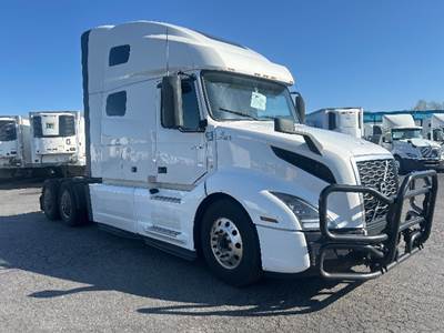Volvo VNL64760 Sleeper Semi Truck - 70" Integral Sleeper, 455HP, 12 Speed Automatic