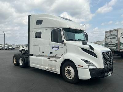 Volvo VNL64760 Sleeper Semi Truck - 70" Integral Sleeper, 455HP, 12 Speed Automatic